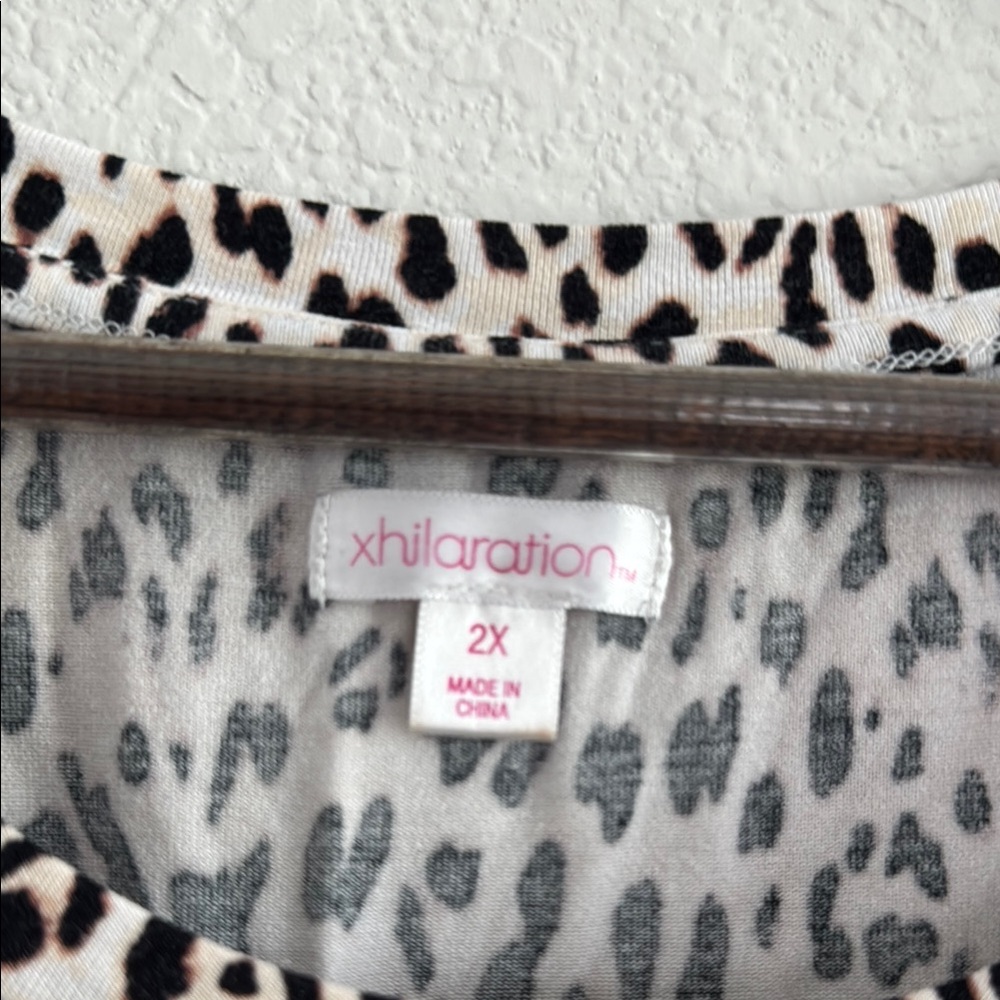 Size 2X Sleeveless Twist-Hem Animal Print Top - Black and Cream - Picture 2 of 6